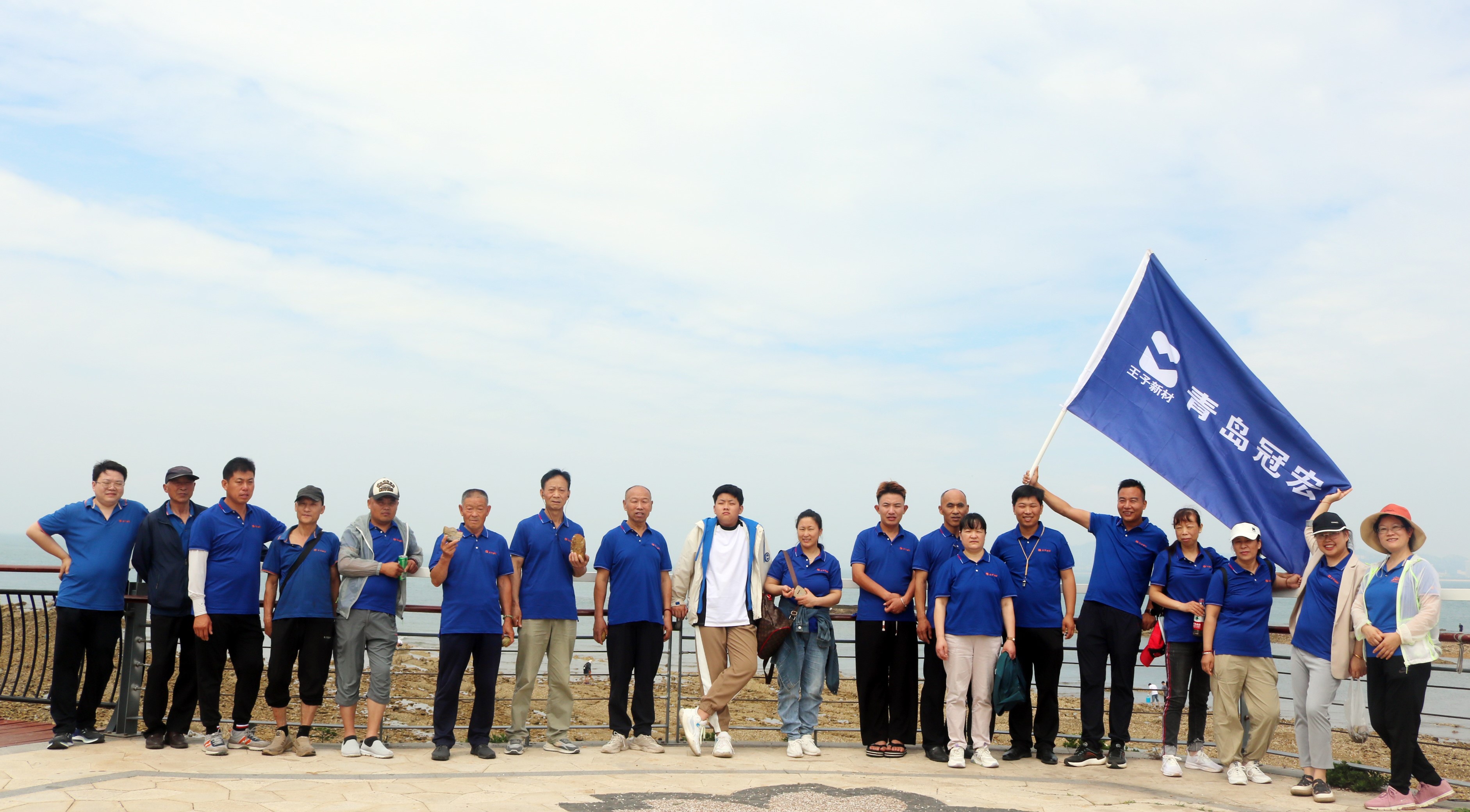 為推動員工全面了解企業(yè)文化，增進領(lǐng)導與員工之間的了解與共識，增強全體成員的凝聚力與向心力，提高員工工作的熱情和積極性，青島冠宏包裝有限公司開展了為期一天的海邊團建之旅，一同去踏海逐浪，放松心情。讓我們一起迎接一個充滿活力與歡笑的海邊團建活動！
